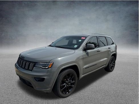 Used 2022 Jeep Grand Cherokee Laredo X RWD image 3