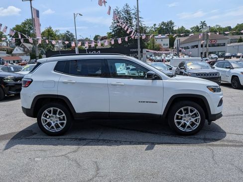 Used 2022 Jeep Compass Latitude AWD/4WD image 5