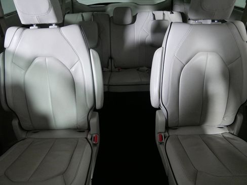 Used 2021 Chrysler Pacifica Limited AWD/4WD image 13
