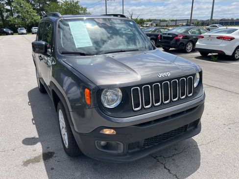 Used 2018 Jeep Renegade Latitude AWD/4WD image 4