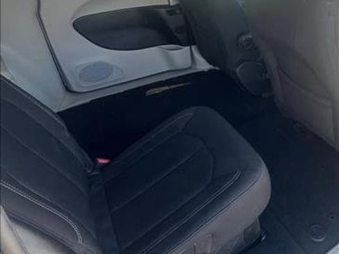 Used 2022 Chrysler Voyager LX image 17