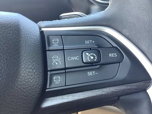 Certified 2023 Jeep Grand Cherokee Limited AWD/4WD image 28
