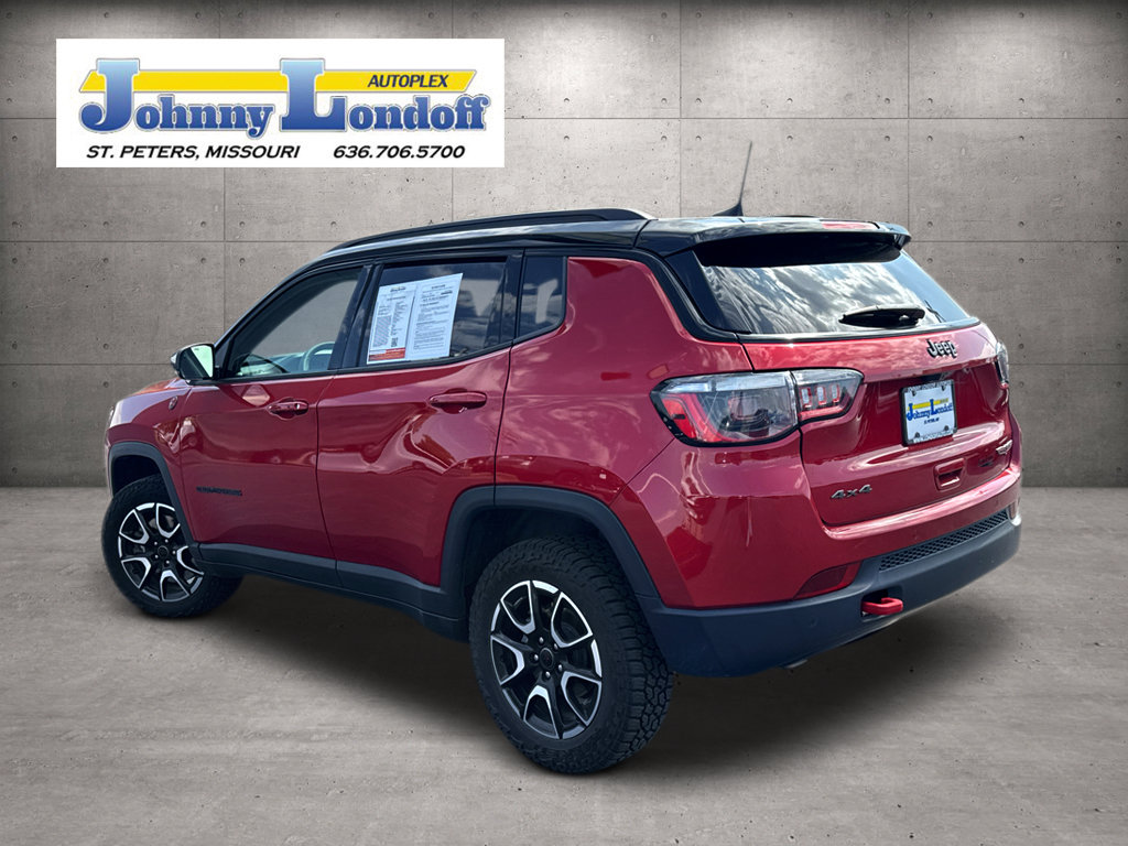 Used 2025 Jeep Compass Trailhawk AWD/4WD image 3