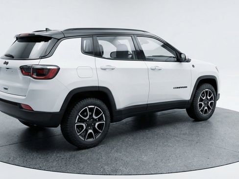 Used 2025 Jeep Compass Trailhawk AWD/4WD image 9