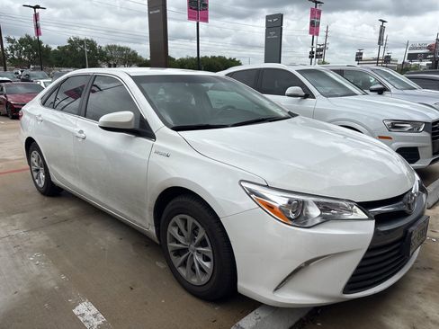Used 2016 Toyota Camry LE image 3