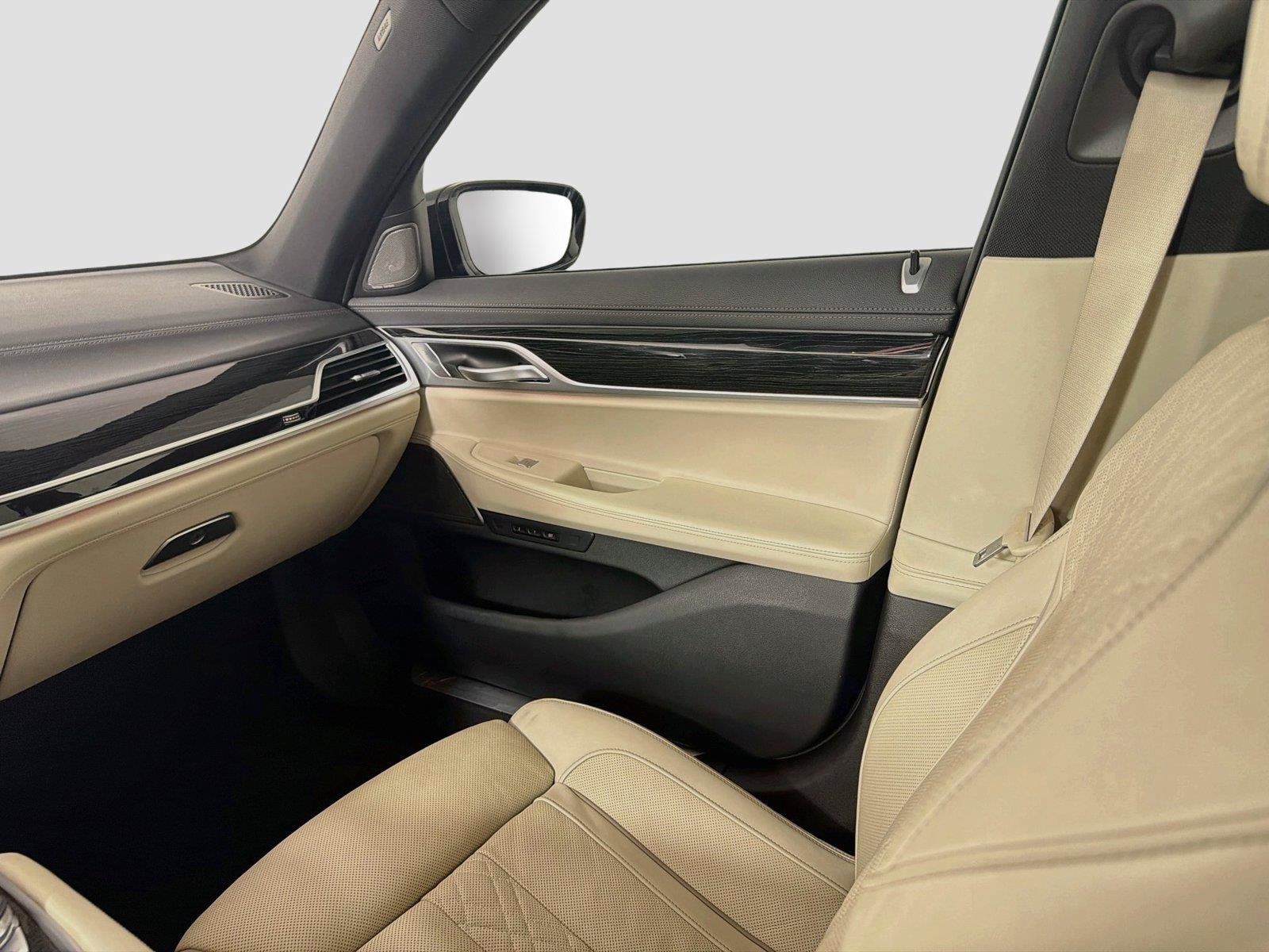 Used 2019 BMW 750i w/ M Sport Package RWD image 23