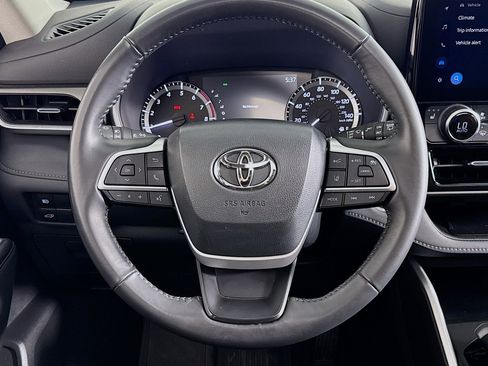 Used 2024 Toyota Highlander XLE FWD image 18