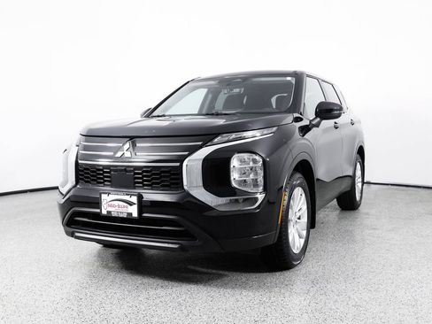 Used 2025 Mitsubishi Outlander ES FWD image 3