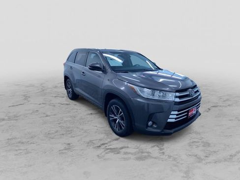 Used 2017 Toyota Highlander Plus AWD/4WD image 3