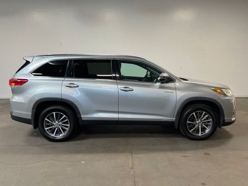 Used 2019 Toyota Highlander XLE AWD/4WD image 2