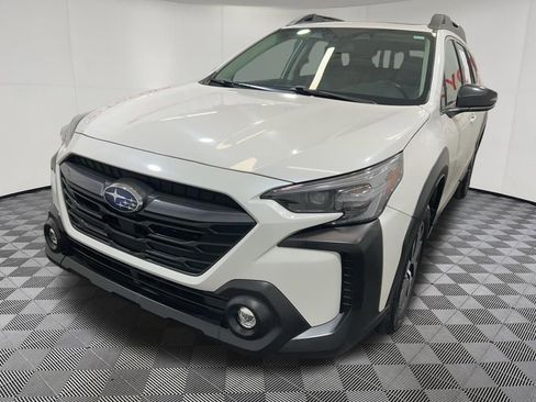 Used 2025 Subaru Outback Premium AWD/4WD image 3