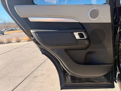 Used 2020 Land Rover Discovery Landmark image 23