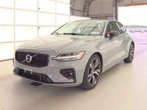 Used 2025 Volvo S60 B5 Core image 2