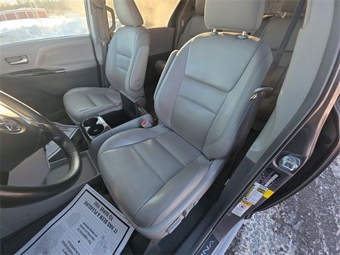 Used 2015 Toyota Sienna L image 11