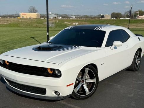 Used 2015 Dodge Challenger R/T image 1