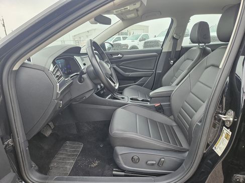 Used 2024 Volkswagen Jetta SE image 9