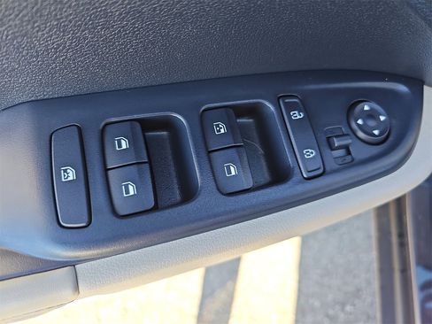 Used 2023 Hyundai Venue Limited image 28