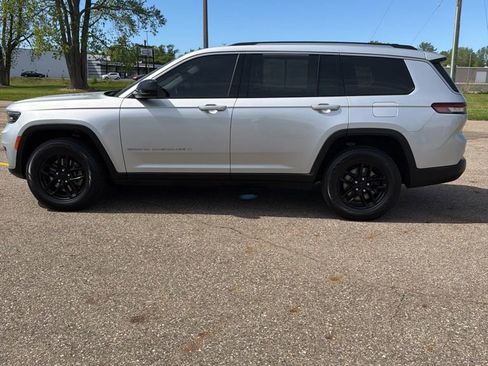 Used 2022 Jeep Grand Cherokee L Laredo w/ Luxury Tech Group I AWD/4WD image 8