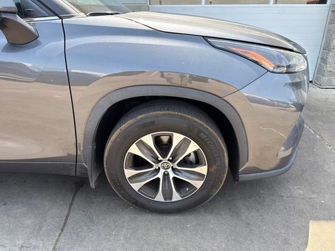 Used 2023 Toyota Highlander XLE FWD image 7