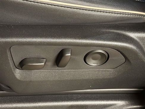 Used 2024 GMC Yukon SLT w/ SLT Luxury Package image 13