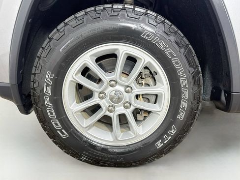 Used 2019 Jeep Grand Cherokee Laredo AWD/4WD image 35