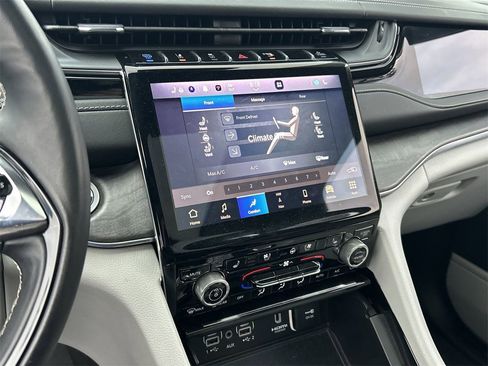 Used 2022 Jeep Grand Cherokee Overland w/ Advanced Protech Group III image 23