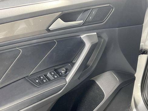 Used 2023 Volkswagen Tiguan SE image 17