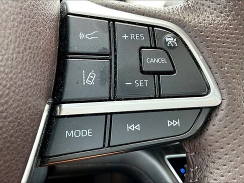 Used 2024 Toyota Sienna Platinum FWD image 18