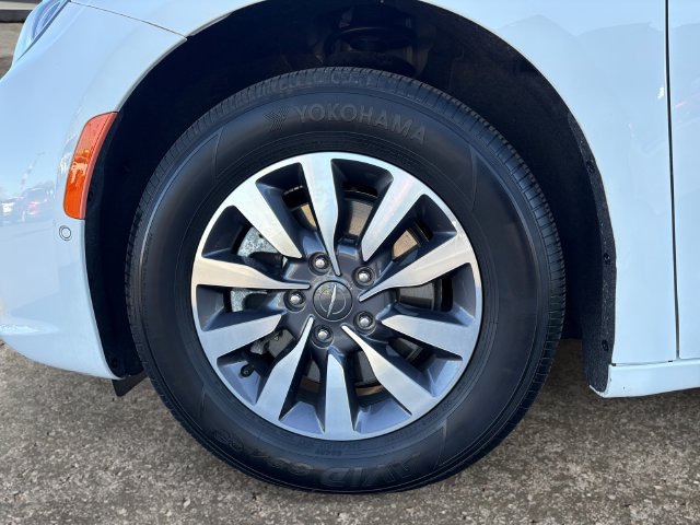 Used 2023 Chrysler Pacifica Touring-L FWD image 14