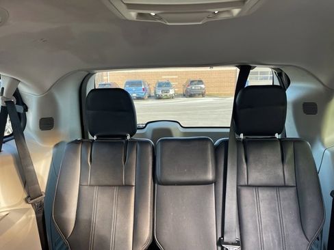 Used 2016 Chrysler Town & Country Touring w/ Driver Convenience Group image 16