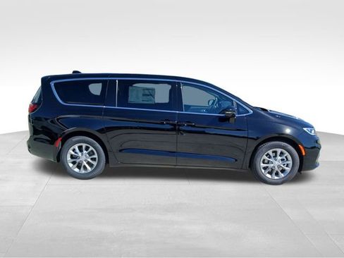 New 2026 Chrysler Pacifica Limited w/ Uconnect Theater Family Group FWD image 6