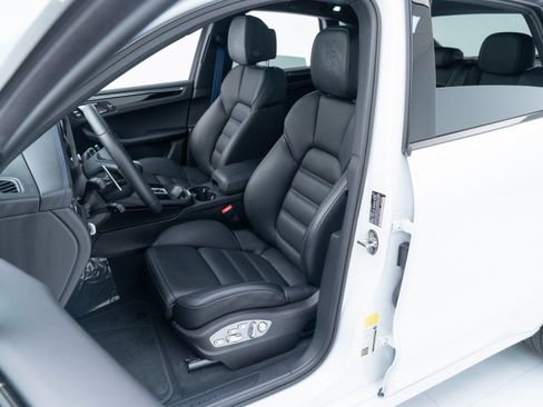 Certified 2026 Porsche Macan AWD/4WD image 5