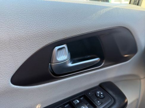 Used 2017 Chrysler Pacifica Touring-L image 25