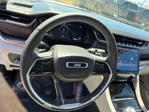 Used 2023 Jeep Grand Cherokee Overland AWD/4WD image 16