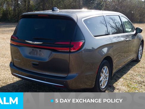 Used 2023 Chrysler Pacifica Touring-L image 4