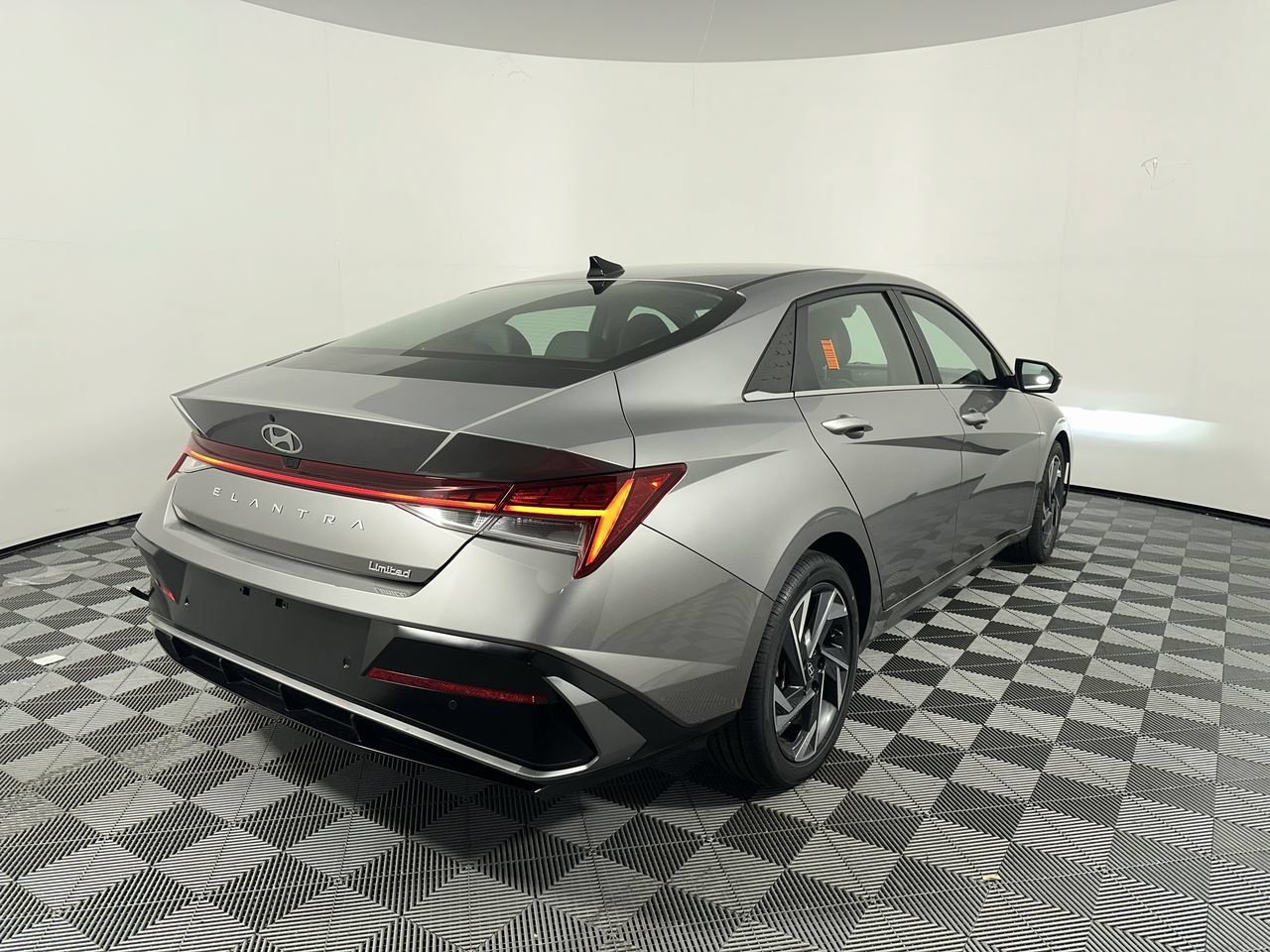 Used 2024 Hyundai Elantra Limited FWD image 18