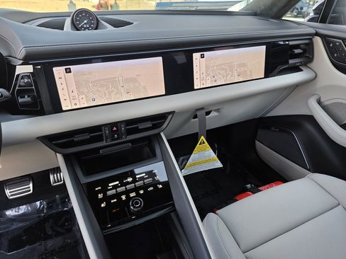 Certified 2025 Porsche Macan Turbo Electric AWD/4WD image 18