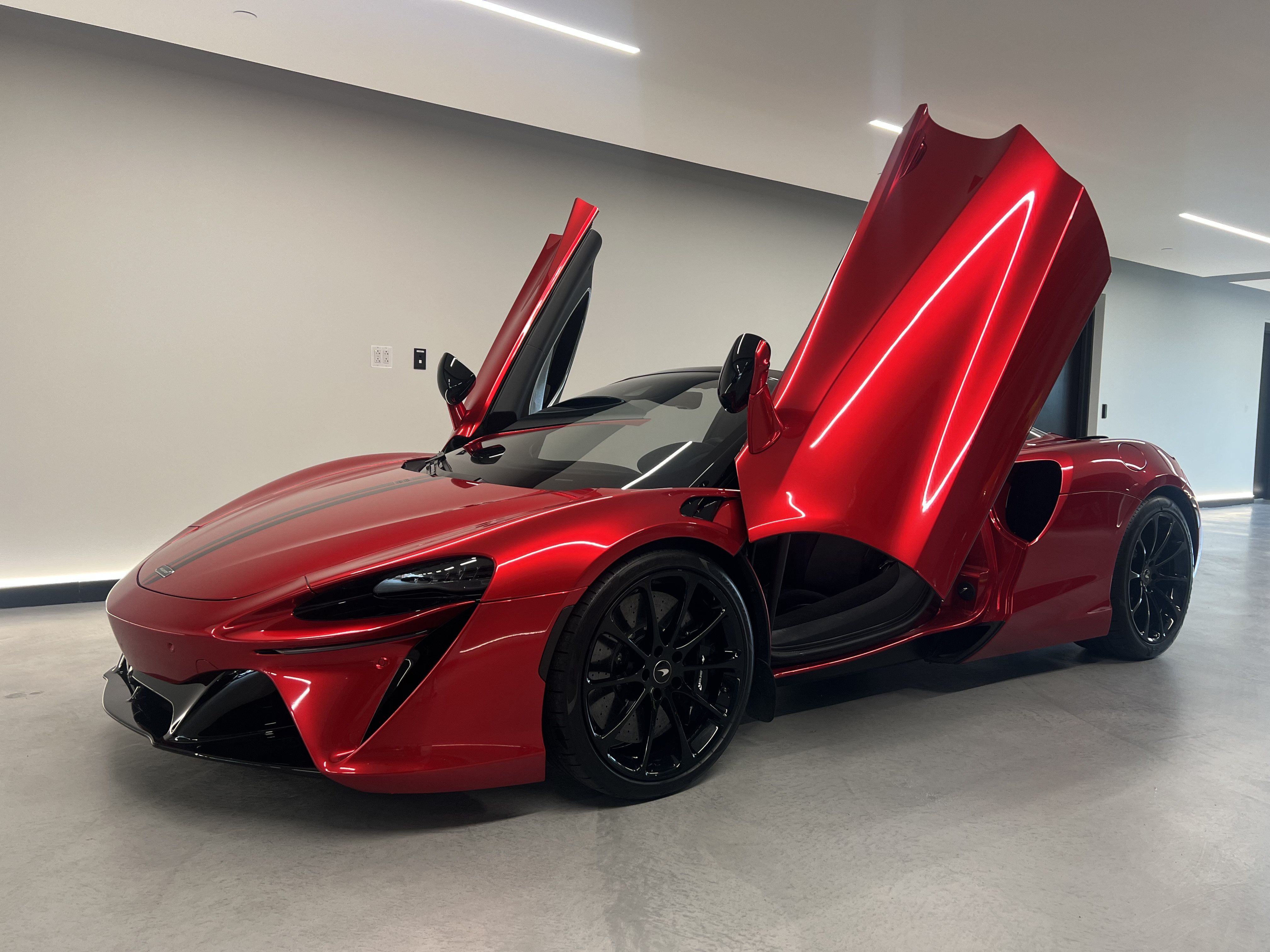 Used 2025 McLaren Artura Spider RWD image 11
