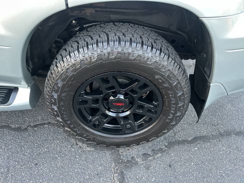 Used 2004 Lexus GX 470 image 21