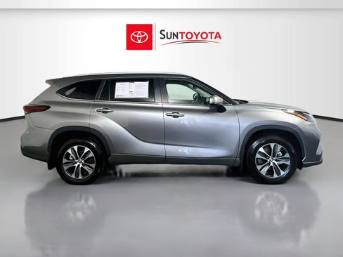 Used 2026 Toyota Highlander XLE AWD/4WD image 2