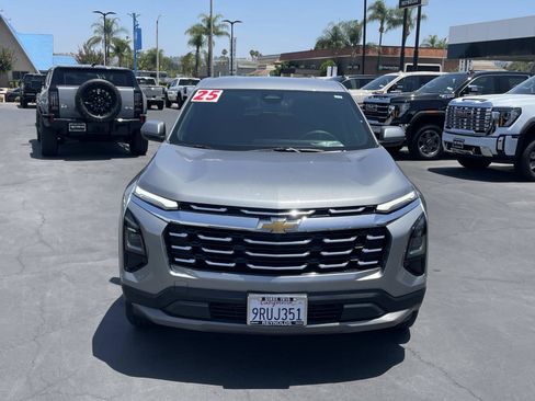 Used 2025 Chevrolet Equinox LT FWD image 2