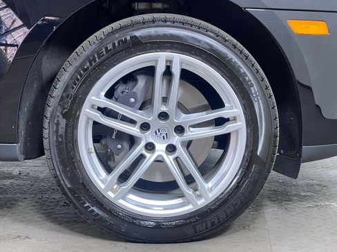 Certified 2025 Porsche Macan image 12