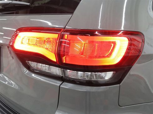 Used 2021 Jeep Grand Cherokee Laredo X AWD/4WD image 10