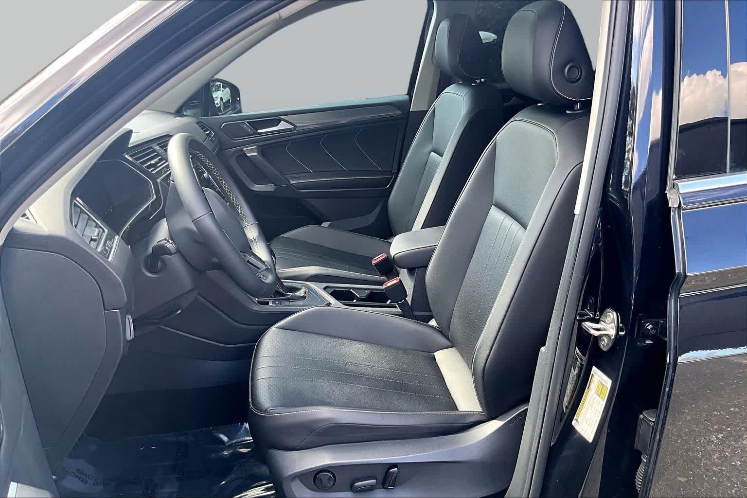 Used 2022 Volkswagen Tiguan SE w/ Panoramic Sunroof Package FWD image 9