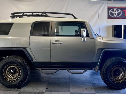 Used 2010 Toyota FJ Cruiser Base 4x4 4dr SUV 5A image 3