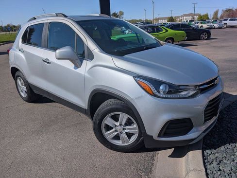 Used 2020 Chevrolet Trax LT w/ LT Convenience Package AWD/4WD image 3