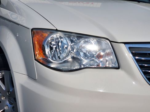 Used 2013 Chrysler Town & Country Touring FWD image 6