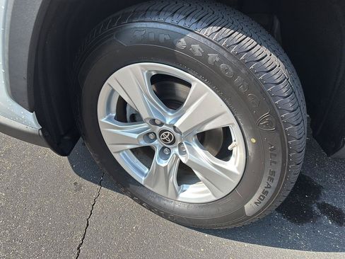 Used 2021 Toyota RAV4 LE AWD/4WD image 5