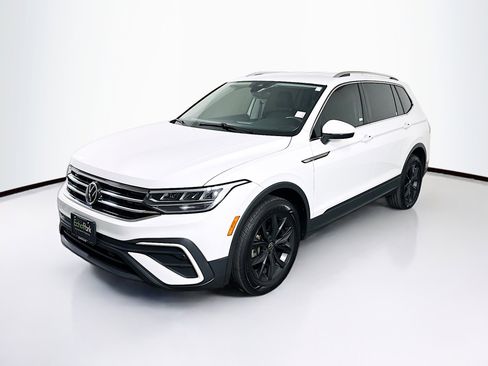 Used 2024 Volkswagen Tiguan SE image 3