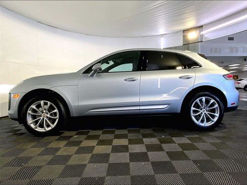 Certified 2023 Porsche Macan AWD/4WD image 2